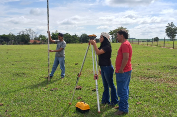 Departamento Municipal de Meio Ambiente realiza locação de curva de nível para produtor rural em bairro Água do Ruibarbo