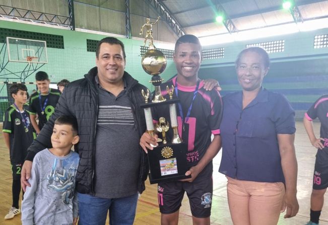 O Prefeito Flávio, junto com seu filho Luiz Fernando, parabeniza todas as equipes participantes do 1° Campeonato de Futsal Sub 11, Sub 13 e Sub 15
