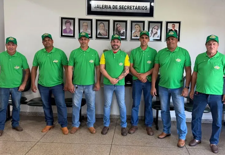 EDUCAÇÃO ENTREGA NOVOS UNIFORMES A MOTORISTAS
