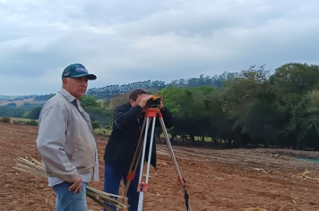 Departamento Municipal de Meio Ambiente auxilia produtor rural com locação de curva de nível