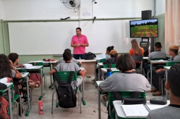 Departamento Municipal de Meio Ambiente realiza palestra técnica sobre Plantio Direto na Palha para alunos do 6º Ano A