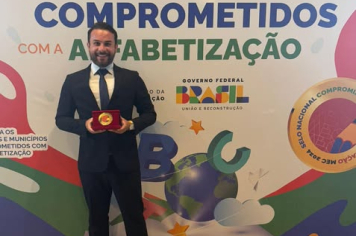 Cidade Recebe Selo de Ouro por Excelência na Alfabetização Infantil