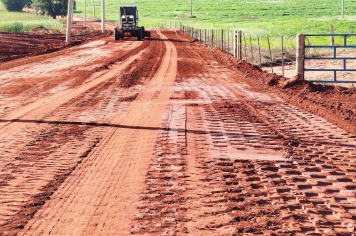 Departamento de Obras Rurais realiza melhorias na estrada sentido Ocauçu