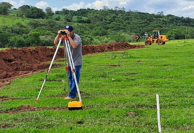 DEPARTAMENTO MUNICIPAL DE MEIO AMBIENTE ATENDE PRODUTOR RURAL COM LOCAÇÃO DE CURVA DE NÍVEL 
