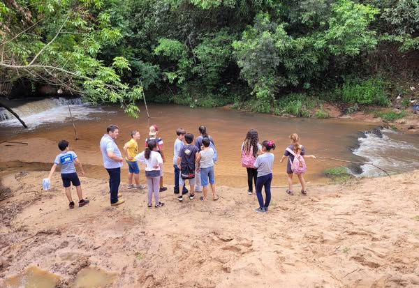 Alunos da EMEF participam de visita técnica sobre assoreamento de rios com o Departamento de Meio Ambiente