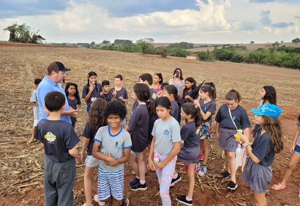 Departamento de Meio Ambiente realiza palestra e atividade de campo sobre conservação do solo com alunos da EMEF Prof.ª Viviana