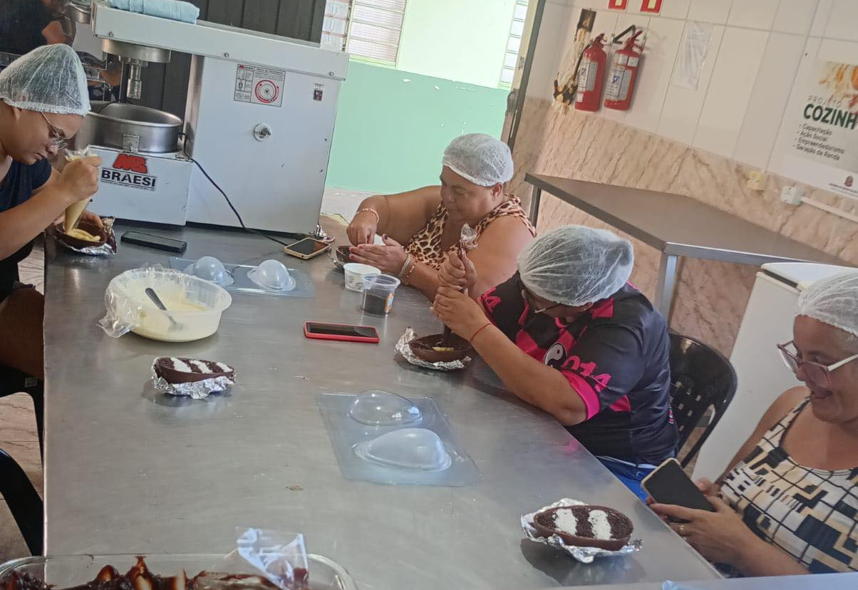 Empoderamento e Renda na Páscoa: Curso de Ovos de Chocolate no CRAS