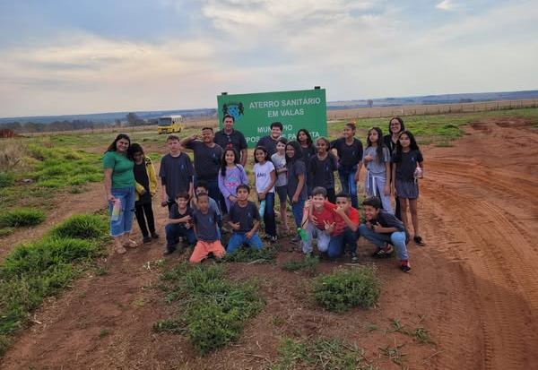 Visita educativa ao Aterro Sanitário em Valas reúne alunos da Escola Municipal Prof.ª Viviana Lúcia de Moraes Franco