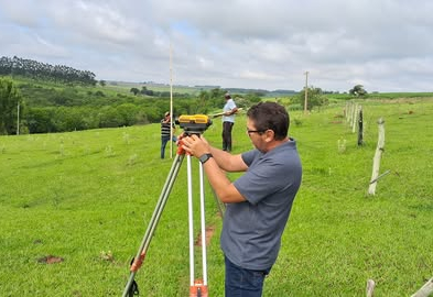 Meio Ambiente realiza medição de curva de nível para conservação do solo em propriedade rural
