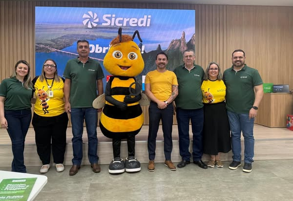 Educadores de Campos Novos Paulista conhecem iniciativas da Sicredi em Cambará