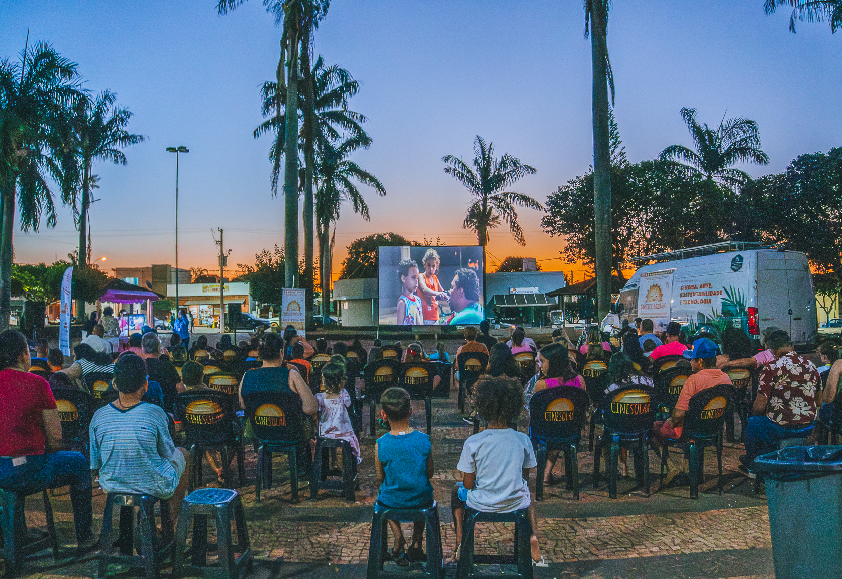 Furgão do CineSolar chega a Campos Novos Paulista com sessões de cinema movido a energia solar, pipoca e atrações de graça para as famílias