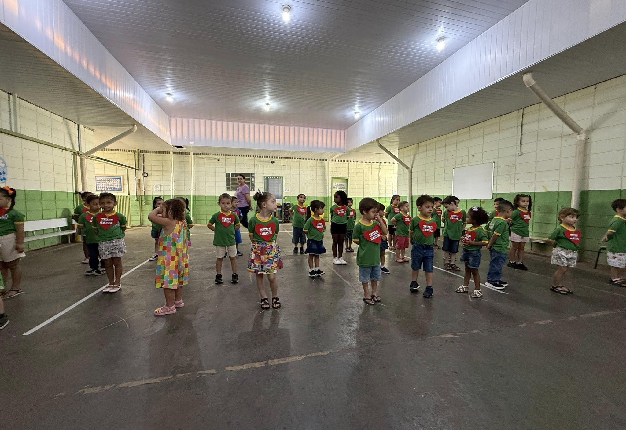 Homenagens cheias de Amor Marcam o Dia das Mães nas Escolas