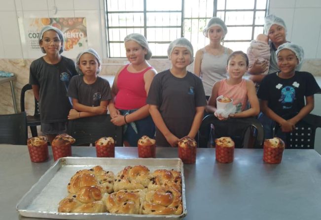 Oficina de Panetone inaugura espírito natalino no CRAS Mercedes Molina.