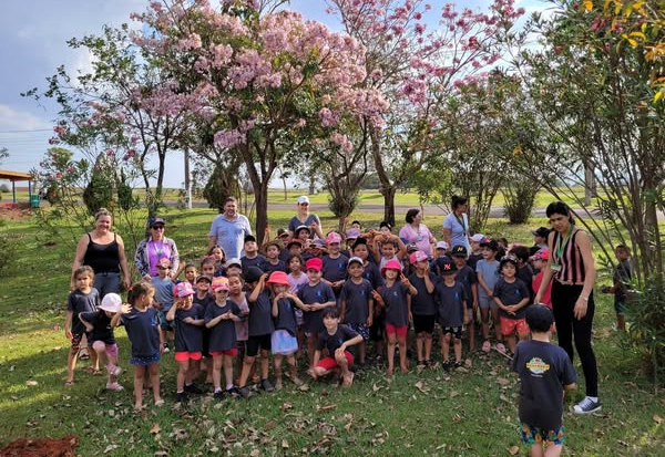 Departamento Municipal de Meio Ambiente realiza plantio de mudas nativas e frutíferas em comemoração ao Dia da Árvore